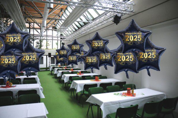 Silvesterdekoration-mit-Sternballons-2025-Gold