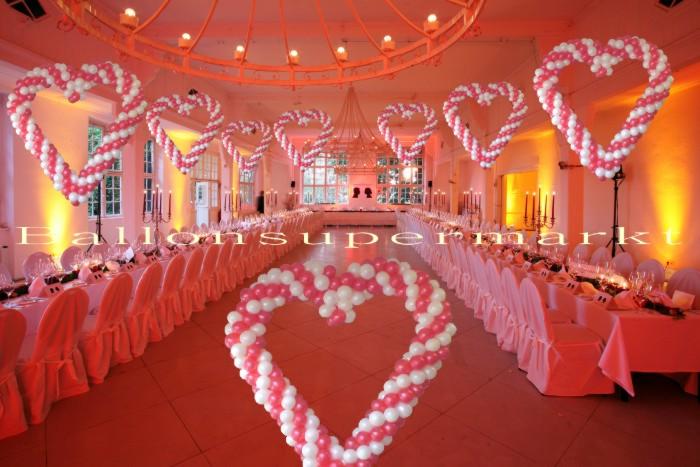 Saaldekoration Hochzeit: Herzen aus Luftballons